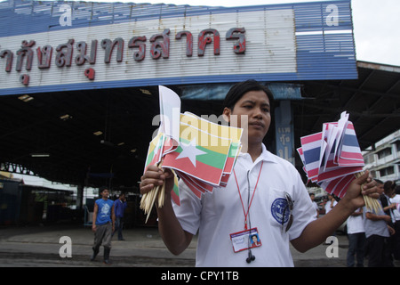 Myanmar-Leute bei Garnelen Markt wartet auf Aung San Suu Kyi Ankunft in Samut Sakhon, Thailand Stockfoto