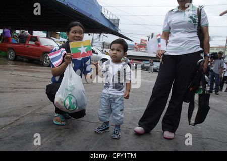 Myanmar-Leute bei Garnelen Markt wartet auf Aung San Suu Kyi Ankunft in Samut Sakhon, Thailand Stockfoto