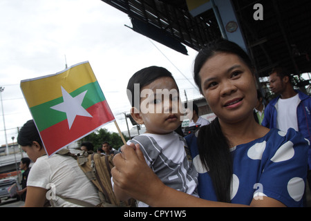 Myanmar-Leute bei Garnelen Markt wartet auf Aung San Suu Kyi Ankunft in Samut Sakhon, Thailand Stockfoto