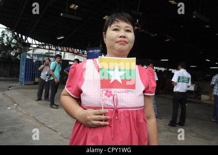 Myanmar-Leute bei Garnelen Markt wartet auf Aung San Suu Kyi Ankunft in Samut Sakhon, Thailand Stockfoto