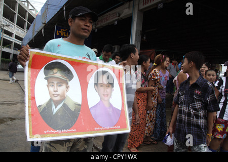 Myanmar-Leute bei Garnelen Markt wartet auf Aung San Suu Kyi Ankunft in Samut Sakhon, Thailand Stockfoto