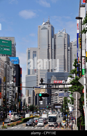 Verkehr in Haupt Straße Shinjuku-Tokio Stockfoto