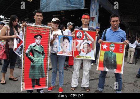 Myanmar-Leute bei Garnelen Markt wartet auf Aung San Suu Kyi Ankunft in Samut Sakhon, Thailand Stockfoto