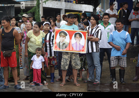 Myanmar-Leute bei Garnelen Markt wartet auf Aung San Suu Kyi Ankunft in Samut Sakhon, Thailand Stockfoto