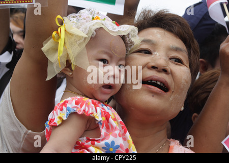 Myanmar-Leute bei Garnelen Markt wartet auf Aung San Suu Kyi Ankunft in Samut Sakhon, Thailand Stockfoto