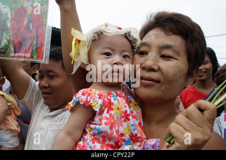 Myanmar-Leute bei Garnelen Markt wartet auf Aung San Suu Kyi Ankunft in Samut Sakhon, Thailand Stockfoto