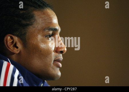 Florent Malouda spricht während einer Pressekonferenz vor dem Freundschaftsspiel mit England im Jahr 2010 Stockfoto