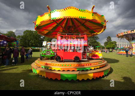 Karussell auf britische Rummelplatz. Stockfoto