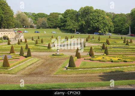 Bowes Museum, Barnard Castle, County Durham, North East England. 23. Mai 2012 - formalen Gärten vor Museum. Stockfoto