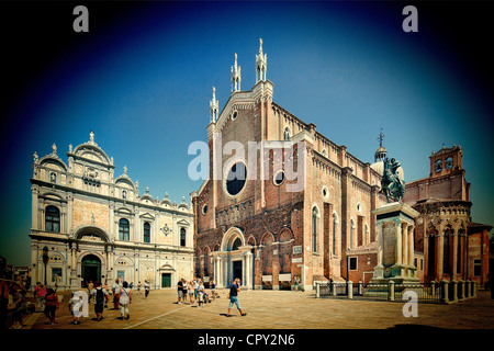 Krankenhaus (links, im Renaissance-Stil) und Basilika San Giovanni e San Paolo, Castello, Venedig, Italien (rechts, im gotischen Stil) Stockfoto