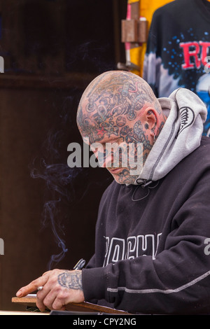 Porträt von einem tätowierten Biker. Stockfoto