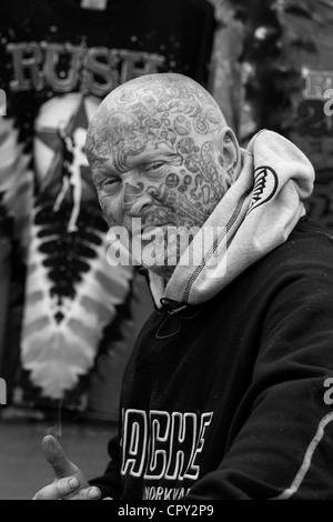 Porträt von einem tätowierten Biker. Stockfoto