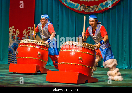 Taiwan, Taipeh, Taiwan Cement Hall Taipei Auge, Trommler während einer chinesischen Oper-show Stockfoto