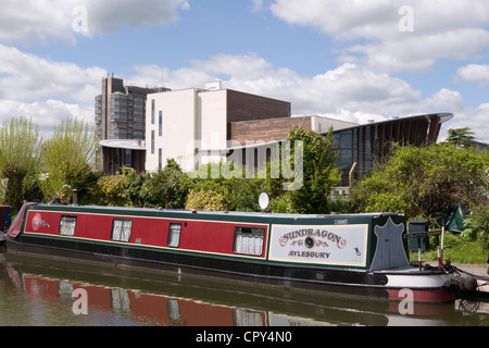 Dollar - Aylesbury - Aylesbury Arm der GUC - Kanalboot - Kulisse Waterside Theatre und County Büros Turm Gebäude Stockfoto