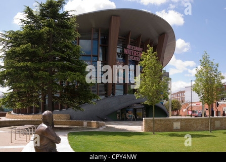 Bucks - Aylesbury - Waterside Theatre - sitzende Statue Ronnie Barker - Betrachtung dieses neue moderne Gebäude Stockfoto