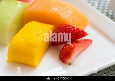 Tropische Früchte in einem Teller gedient bereit für das Frühstück Stockfoto