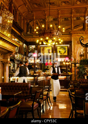 Innenraum der Bar des Hotel Metropole in Brüssel, einer der berühmtesten Grandhotels in der belgischen Hauptstadt Stockfoto