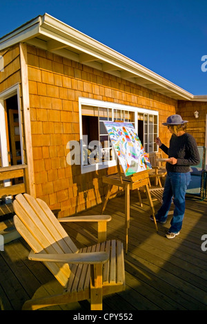 Ein Künstler, der eine historische am Strand Cottage im Crystal Cove State Park gemietet genießt die Ruhe in Newport Beach, Kalifornien Stockfoto