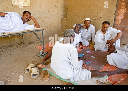 Sudan, Nubische Wüste, hohe Nubien, Ash-Shamaliya Provinz, die Baiyuda Wüste (östliche Sahara), Männer spielen Karten im Dorf Stockfoto