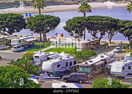 Urlauber mit Freizeitfahrzeugen (RVs) sind nur wenige Schritte vom Privatstrand an der Newport Dunes Waterfront Resort in Newport Beach, Kalifornien. Stockfoto