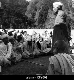 Nehru, Jawaharlal 'Pandit', 14.11.1889 - 27.5.1964, indischer Politiker, volle Länge, Besuch von Paschtun in Nordwestindien, ca. 1950, Stockfoto