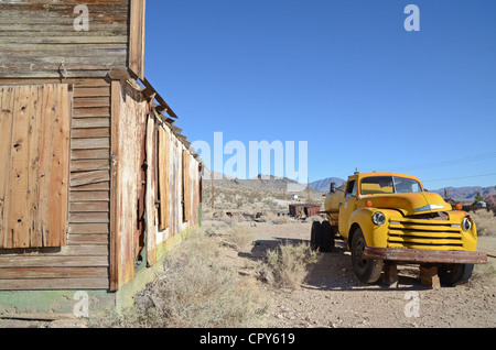 Alten Chevrolet Truck und Baracke in Darwin, Death Valley Stockfoto