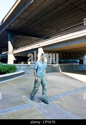 "Walking Man" Bronze-Skulptur von Sean Henry bei Paddington Basin London England Europa gemalt Stockfoto