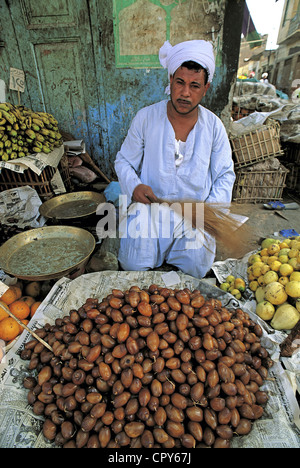 Ober-Ägypten, Nubien, Assuan, Ägypten, Termine Verkäufer auf dem Markt Souk Stockfoto