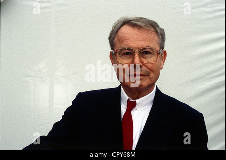 Zimmermann, Eduard, 4.2.1929 - 19.9.2009, deutscher Journalist, TV-Moderator, halbe Länge, in der TV-Serie Aktenzeichen XY ungeloest (Aktenzeichen XY Ungelöst), 1997, Stockfoto