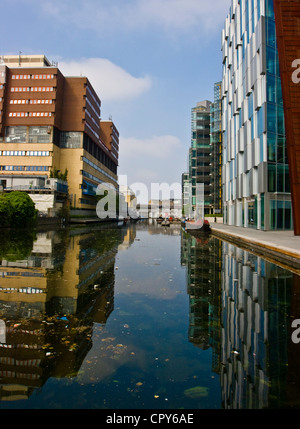 Moderne Architektur neben Regents Canal Paddington Basin London England Europa Stockfoto