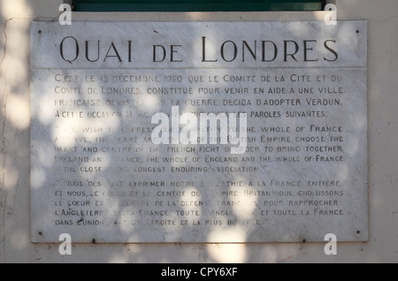 Die "Quai de Londres" (City of London) Plakette auf dem wichtigsten Kai der Fluss Maas in Verdun, Maas, Lothringen, Frankreich. Stockfoto