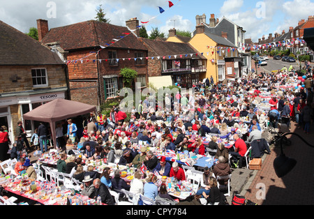 Hunderte von Dorfbewohnern entpuppen für ein Diamond Jubilee Street Party in malerischen Cuckfield. Bild von James Boardman. Stockfoto