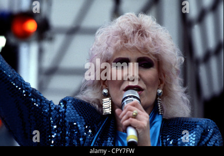 Springfield, Dusty (geboren: Mary Isobel Catherine O'Brien), 16.4.1939 - 2.3.1999, britische Sängerin, Porträt, während einer Show, mit Mikrofon, 1985, Stockfoto