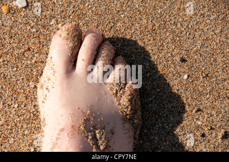 Mannes Fuß im Sand. Stockfoto