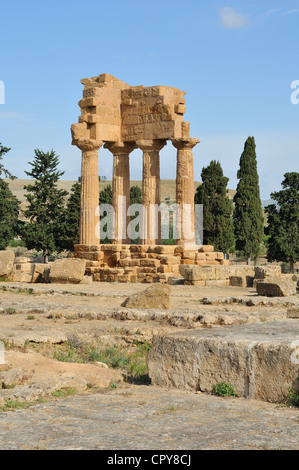 Agrigento. Sizilien. Italien. Tempel der Dioskuren (aka Tempel von Castor & Pollux), Tal der Tempel archäologischen Stätte. Stockfoto