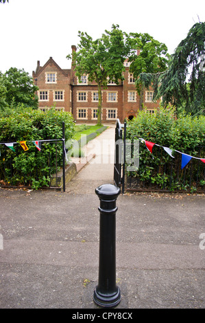 Eastbury Manor, Tudor Herrenhaus in Barking, Essex, England, von der Straße gesehen Stockfoto