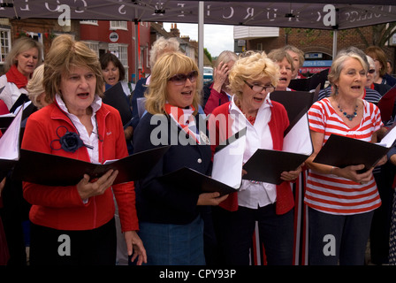 Petersfield Community Choir in Gesang an die Königin diamantenes Jubiläum feiern, Petersfield, Hampshire, UK. 4. Juni 2012. Stockfoto