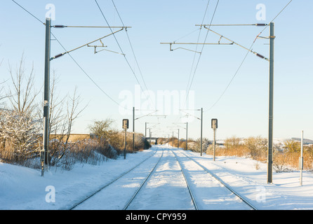 Verschneite Gleise in Northumberland Landschaft Stockfoto