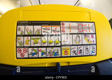 Ryanair Boeing 737 Sicherheitshinweise und Notfall Verfahren Anweisungen auf Panel auf der Rückseite Sitz Stockfoto