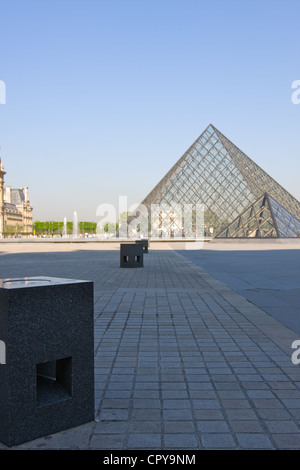 Die Pyramide im Louvre Museum in Paris Stockfoto