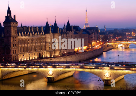 Frankreich Paris Ufer der Seine Weltkulturerbe von UNESCO Conciergerie auf Stadt Insel Pont au Change Change-Brücke Stockfoto