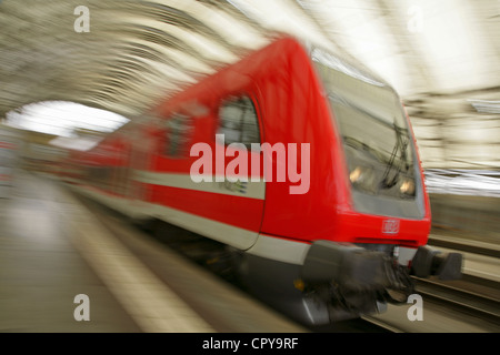 Doppeldecker s-Bahn verlassen Sie den renovierten Bahnhof Dresden Hauptbahnhof, Sachsen, Deutschland. Stockfoto