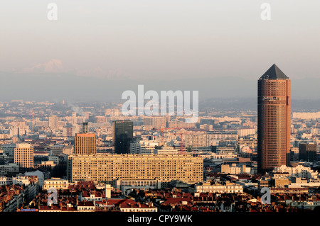 Frankreich, Rhone, Lyon, Gesamtansicht mit La Part-Dieu Wolkenkratzer und den Mont-Blanc im Hintergrund Stockfoto