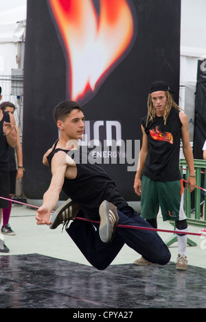 Eine professionelle junge Slackliner spielt auf der Slackline Sport Festival Palma De Mallorca Spanien Stockfoto