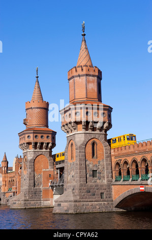 Deutschland, Berlin, Oberbaumbrücke Brücke, Links Kreuzberg und Friedrichshain Bezirke über der Spree Stockfoto