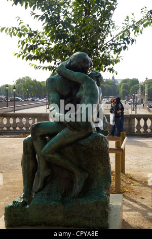 Kiss von Auguste Rodin und junge Liebhaber außerhalb der Musee de l ' Orangerie, Paris, Frankreich, Europa, EU Stockfoto