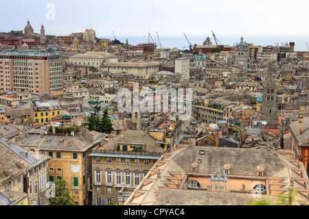 Blick über die Dächer der alten Stadt von Genua und das Meer Stockfoto