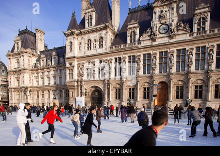 Frankreich, Paris, Eis Schlittschuhlaufen im Winter von Paris Hôtel de Ville (Rathaus) Stockfoto