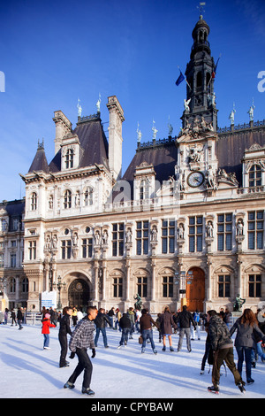 Frankreich, Paris, Eis Schlittschuhlaufen im Winter von Paris Hôtel de Ville (Rathaus) Stockfoto