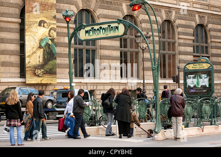 Frankreich, Paris, Palais Royal-Musée du Louvre Metro station Datierung von 1900 von Hector Guimard Stockfoto
